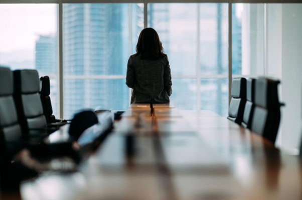 juht-vaatamas-konverentsisaaliaknast-välja